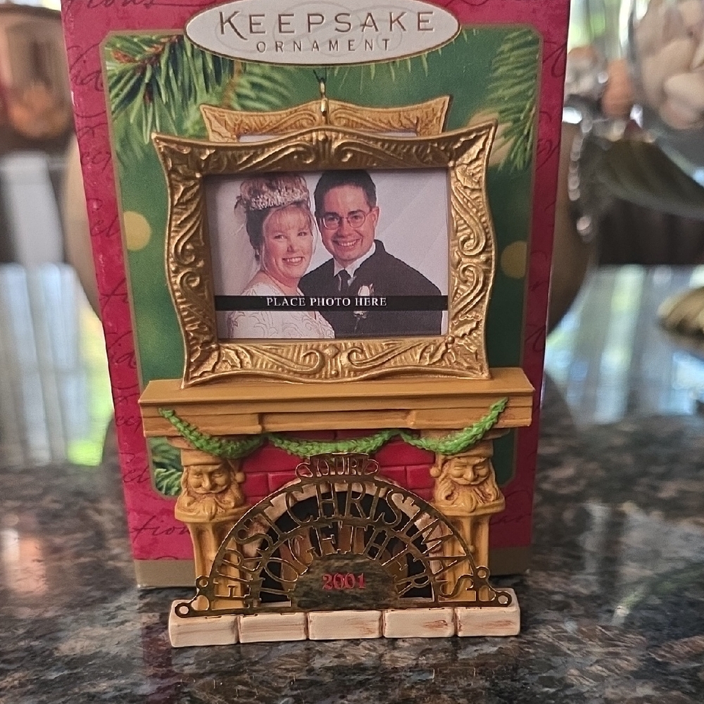 2001 Hallmark Keepsake Gold and Green Photo Ornament Wedding Anniversary